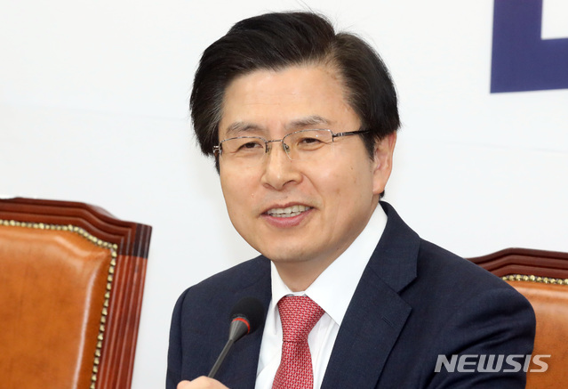 【서울=뉴시스】 박영태 기자 = 황교안 자유한국당 대표가 4일 오후 서울 영등포구 여의도 국회에서 기자간담회를 하고 있다. 2019.04.04.&nbsp; since1999@newsis.com 