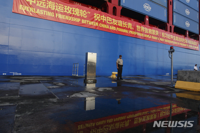 【파나마운하=AP/뉴시스】 지난 2028년 12월 3일 파나마 운하에 걸린 중국 남미진출 축하 현수막. 중국은이 미중 무역전쟁이 가열되면서 파나마 선적 선박들을 자국 항구에 억류하거나 통과를 지연시키고 있다고 마코 루비오 미국무장관이 4월 2일 소셜미디어를 통해 공격했다. 2026. 04. 03.&nbsp; 