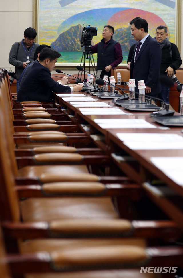 【서울=뉴시스】고승민 기자 = 4일 서울 여의도 국회에서 국가보훈처 소관 업무보고를 안건으로 정무위원회가 열릴 예정이었으나 손혜원 의원 부친의 국가유공자 선정과 관련한 논란으로 여야가 대립, 위원회가 열리지 못하고 있다. 2019.04.04.kkssmm99@newsis.com