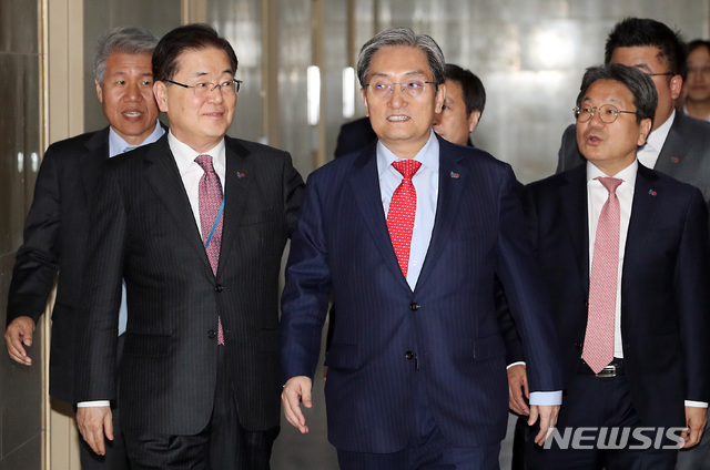 【서울=뉴시스】이종철 기자 = 4일 서울 여의도 국회에서 열린 국회운영위원회 전체회의에 출석하기 위해 청와대 노영민 비서실장(가운데)이 정의용 국가안보실장(왼쪽)과 국회로 들어오고 있다. 2019.04.04. jc4321@newsis.com