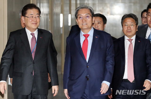 【서울=뉴시스】이종철 기자&nbsp; = 4일 서울 여의도 국회에서 열린 국회운영위원회 전체회의에 출석하기 위해 청와대 노영민 비서실장(가운데)이 정의용 국가안보실장(왼쪽)과 국회로 들어오고 있다. 2019.04.04. jc4321@newsis.com