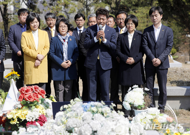 【남양주=뉴시스】최동준 기자 = 4.3 보궐선거에서 당선된 여영국 정의당 의원이 4일 경기 남양주시 마석모란공원 노회찬 전 대표의 묘소를 찾아 인사말을 하고 있다. 2019.04.04. photocdj@newsis.com