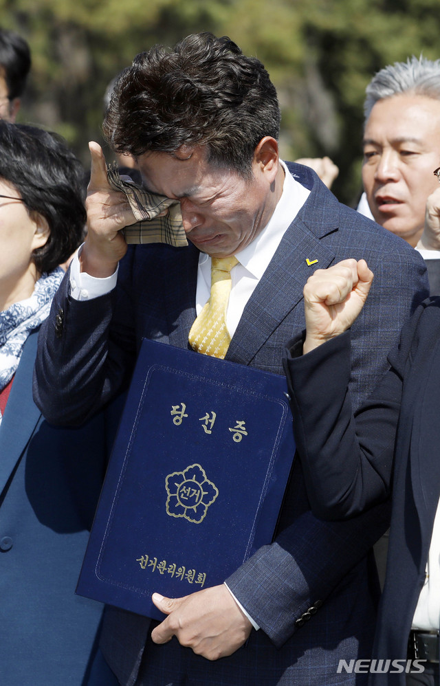 【남양주=뉴시스】최동준 기자 = 4.3 보궐선거에서 당선된 여영국 정의당 의원이 4일 경기 남양주시 마석모란공원 노회찬 전 대표의 묘소를 찾아 '임을 위한 행진곡'을 부르던 중 눈물을 흘리고 있다. 2019.04.04. photocdj@newsis.com