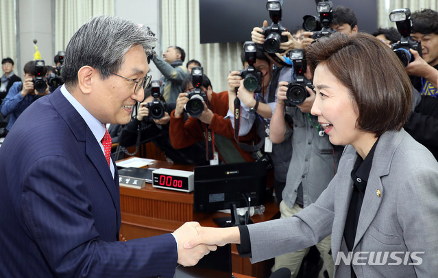 【서울=뉴시스】이종철 기자 = 4일 서울 여의도 국회에서 열린 국회운영위원회 전체회의에 출석한 청와대 노영민 비서실장이 한국당 나경원 원내대표와 악수를 하고 있다. 2019.04.04.&nbsp; jc4321@newsis.com