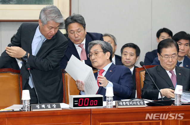 【서울=뉴시스】이종철 기자 = 4일 서울 여의도 국회에서 열린 국회운영위원회 전체회의에 출석한 청와대 노영민 비서실장(가운데)이 김수현 정책실장(왼쪽), 강기정 정무수석과 답변을 논의하고 있다. 2019.04.04.&nbsp; jc4321@newsis.com 