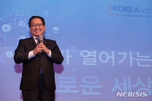 【서울=뉴시스】유영민 과학기술정보통신부 장관이 4일 오후 부산광역시 해운대구 해운대그랜드호텔에서 열린 '2019년 소프트웨어교육 선도학교 착수워크숍' 에 참석해 '5G로 열어가는 4차산업혁명' 을 주제로 설명하고 있다. 2019.04.04. (사진=과학기술정보통신부 제공) photo@newsis.com