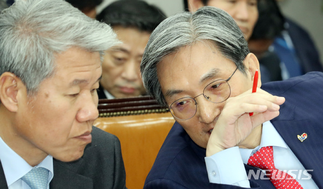 【서울=뉴시스】이종철 기자 = 4일 서울 여의도 국회에서 열린 국회운영위원회 전체회의에 출석한 청와대 노영민 비서실장이 김수현 정책실장과 답변을 논의하고 있다. 2019.04.04.&nbsp; jc4321@newsis.com 