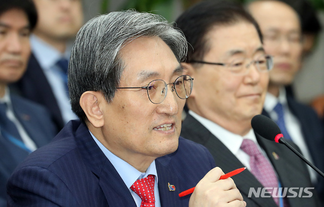 【서울=뉴시스】이종철 기자&nbsp; = 4일 서울 여의도 국회에서 열린 국회운영위원회 전체회의에 출석한 청와대 노영민 비서실장이 답변을 논의하고 있다. 2019.04.04. jc4321@newsis.com