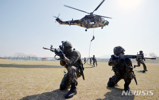 [구미=뉴시스]우종록 기자 = 지난 4월4일 오후 경북 구미시 낙동강 체육공원에서 육군 50사단 기동대대 장병들이 민·관·군·경 통합방위 및 부대 전투수행능력을 높이기 위해 육군 수리온 헬기를 이용한 공중기동 패스트로프 종합훈련을 하고 있다. 2019.04.04. wjr@newsis.com