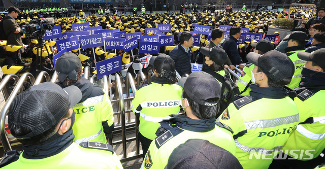 【서울=뉴시스】이윤청 수습기자 = 서울 자율형사립고 학부모연합회가 4일 오후 서울 종로구 서울시 교육청 앞에서 자사고 폐지 반대를 촉구하며 조희연 교육감과의 만남을 요청하고 있다. 2019.04.04. radiohead@newsis.com