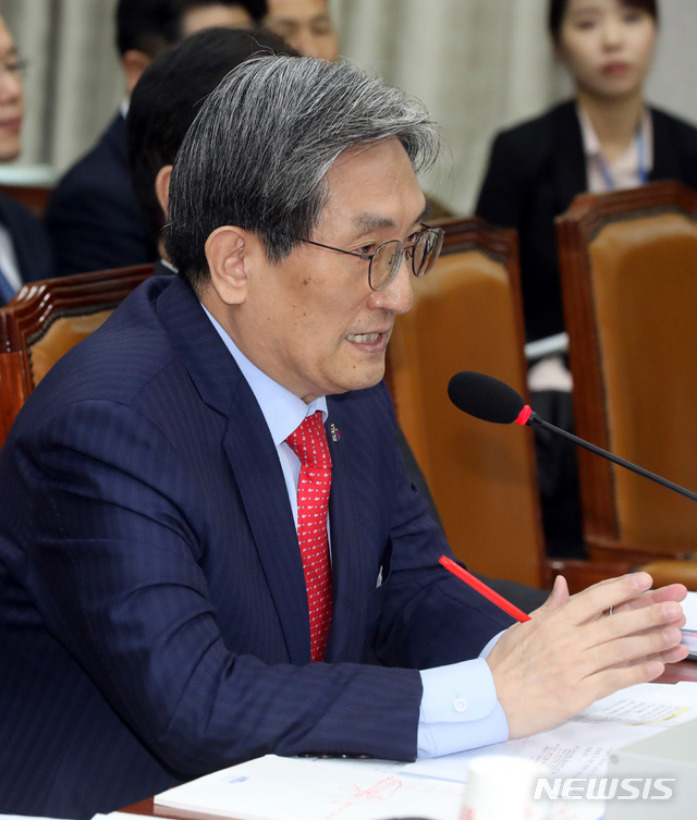 【서울=뉴시스】 박영태 기자 = 4일 서울 영등포구 여의도 국회에서 열린 국회운영위원회 전체회의에서 노영민 청와대 비서실장이 의원 질의에 답변하고 있다. 2019.04.04. since1999@newsis.com