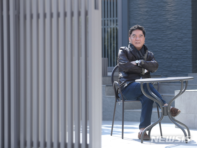 【서울=뉴시스】조수정 기자 = 개그맨이자 영화감독인 심형래가 2일 오후 서울 신사동 카페 뮤제에서 뉴시스와 인터뷰에 앞서 포즈를 취하고 있다. 2019.04.05. chocrystal@newsis.com