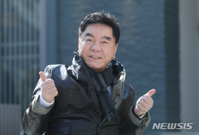 【서울=뉴시스】조수정 기자 = 개그맨이자 영화감독인 심형래가 2일 오후 서울 신사동 카페 뮤제에서 뉴시스와 인터뷰에 앞서 포즈를 취하고 있다. 2019.04.05. chocrystal@newsis.com