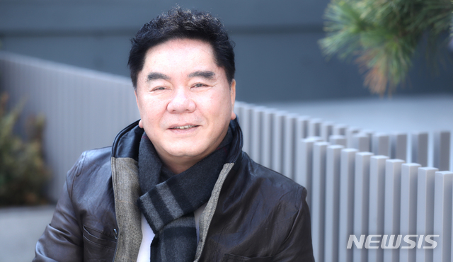 【서울=뉴시스】조수정 기자 = 개그맨이자 영화감독인 심형래가 2일 오후 서울 신사동 카페 뮤제에서 뉴시스와 인터뷰에 앞서 포즈를 취하고 있다. 2019.04.05. chocrystal@newsis.com