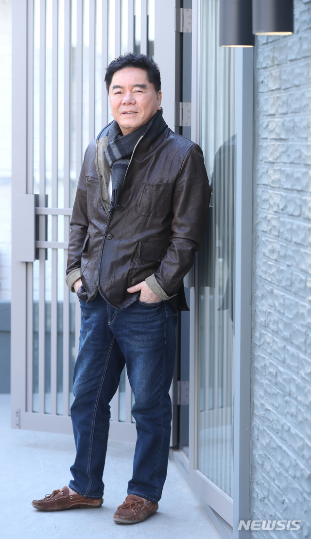 【서울=뉴시스】조수정 기자 = 개그맨이자 영화감독인 심형래가 2일 오후 서울 신사동 카페 뮤제에서 뉴시스와 인터뷰에 앞서 포즈를 취하고 있다. 2019.04.05. chocrystal@newsis.com