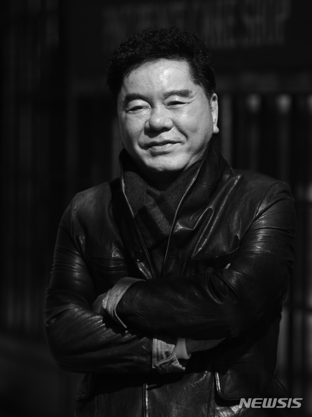 【서울=뉴시스】조수정 기자 = 개그맨이자 영화감독인 심형래가 2일 오후 서울 신사동 카페 뮤제에서 뉴시스와 인터뷰에 앞서 포즈를 취하고 있다. 2019.04.05. chocrystal@newsis.com