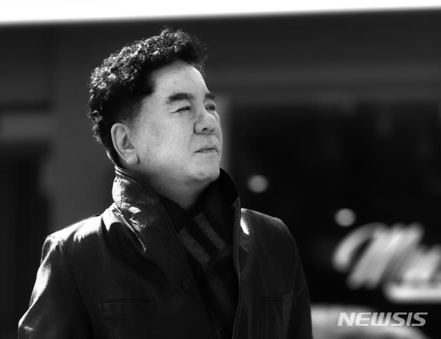 【서울=뉴시스】조수정 기자 = 개그맨이자 영화감독인 심형래가 2일 오후 서울 신사동 카페 뮤제에서 뉴시스와 인터뷰에 앞서 포즈를 취하고 있다. 2019.04.05. chocrystal@newsis.com