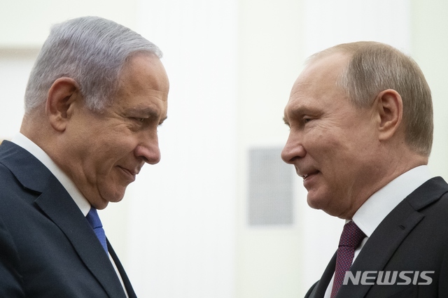 【모스크바=AP/뉴시스】러시아를 방문한 베냐민 네타냐후(왼쪽) 이스라엘 총리가 2019년 4월 모스크바 대통령 궁에서 블라디미르 푸틴 러시아 대통령을 만나 인사를 나누고 있다. 2019.04.04.
