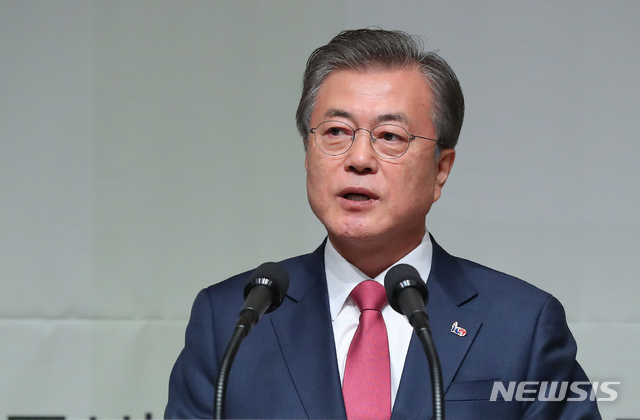 【서울=뉴시스】전신 기자 = 문재인 대통령이 4일 서울 중구 프레스센터에서 열린 제63회 신문의 날 기념 축하연에서 축사하고 있다. 2019.04.04.&nbsp; photo1006@newsis.com