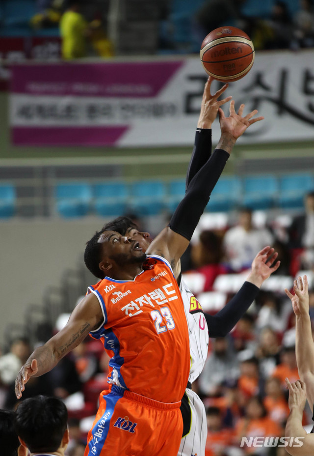 【인천=뉴시스】 고범준 기자 = 4일 오후 인천 부평구 인천삼산월드체육관에서 열린 2018-2019 SKT 5GX 프로농구 4강 플레이오프(5전 3승제) 1차전 인천 전자랜드와 창원 LG의 경기, 인천 로드와 창원 김종규가 점프볼 하고 있다. 2019.04.04. bjko@newsis.com