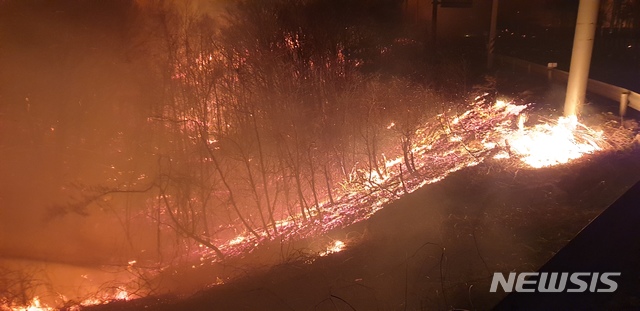 【고성(강원)=뉴시스】김경목 기자 = 4일 오후 7시17분께 강원 고성군 토성면 원암리 야산에서 원인이 밝혀지지 않은 산불이 발생해 강풍을 타고 번지고 있다. 2019.04.04. (사진=강원도 소방본부 제공)photo@newsis.com