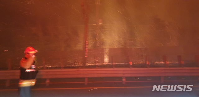 【고성(강원)=뉴시스】김경목 기자 = 4일 오후 7시17분께 강원 고성군 토성면 원암리 미시령 인근 야산에서 원인이 밝혀지지 않은 산불이 발생해 강풍을 타고 번지고 있다. 2019.04.04. (사진=강원도 소방본부 제공)&nbsp; photo＠newsis.com 