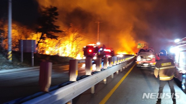 【고성(강원)=뉴시스】김경목 기자 = 4일 오후 7시17분께 강원 고성군 토성면 원암리 미시령 인근 야산에서 원인이 밝혀지지 않은 산불이 발생해 강풍을 타고 번지고 있다. 소방대원들이 진화하고 있다. 2019.04.04. (사진=강원도 소방본부 제공)&nbsp; photo＠newsis.com 