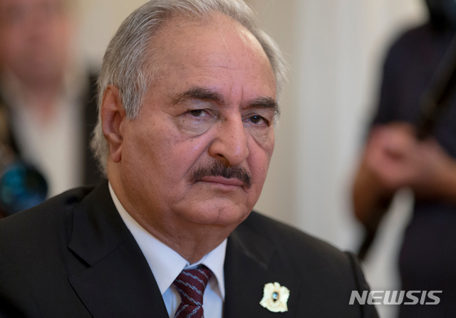 【모스크바=AP/뉴시스】지난 2017년 8월14일 리비아국민군 사령관 칼리파 히프터가 모스크바에서 세르게이 라브로프 러시아 외무장관(사진에는 보이지 않음)과 만나고 있다. 히프터는 4일(현지시간) 자신의 병력들에게 유엔이 지지하는 정부가 자리잡고 있는 트리폴리로 진격할 것을 명령했다. 이에 따라 리비아 내 서로 경쟁하는 군사조직 간에 대규모 충돌이 빚어질 것이라는 우려가 높아지고 있다. 2019.4.5