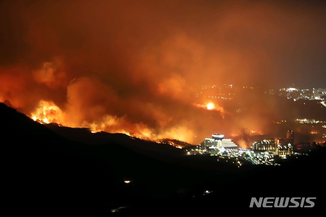 【고성(강원)=뉴시스】김경목 기자 = 4일 오후 7시17분께 강원 고성군 토성면 원암리 미시령 인근 야산에서 원인이 밝혀지지 않은 산불이 발생해 3시간째 강풍을 타고 번지고 있다. 2019.04.04. (사진=강릉산림항공관리소 제공) photo＠newsis.com
