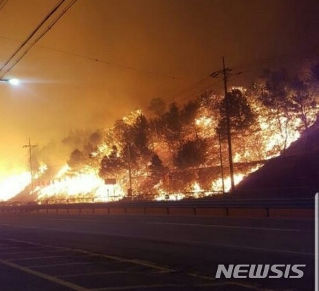 【속초=뉴시스】김태식 기자 = 4일 오후 7시17분께 강원 고성군 토성면 원암리에서 발생한 산불이 속초시로 번지고 있는 가운데 산불이 강풍을 타고 속초시 장천, 영랑호, 속초고등학교 방향으로 번지고 있으며, 현재까지 2명이 사망한 것으로 확인됐다.2019.04.04.(사진=독자 제공) photo@newsis.com