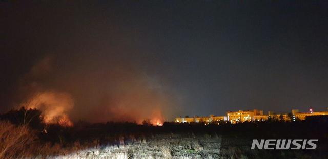 【원주=뉴시스】권순명 기자 = 지난 4일 오후 7시17분께 강원 고성군과 속초 등에서 발생한 산불로 인해 5일 새벽 1시30분께 속초 한화콘도 인근에 불이 번지고 있다.2019.04.05. gsm@newsis.com