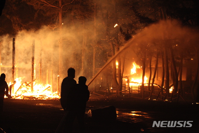 【동해=뉴시스】김태식 기자 = 5일 전날 강원 강릉시 옥계면에서 발생한 산불이 인근 동해시 망상해수욕장으로 번지고 있는 가운데 소방대원과 진화대원들이 화마와 사투를 벌이고 있다.2019.04.05. newsenv＠newsis.com