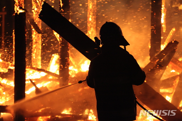 【동해=뉴시스】김태식 기자 = 5일 전날 강원 강릉시 옥계면에서 발생한 산불이 인근 동해시 망상해수욕장으로 번지고 있는 가운데 소방대원과 진화대원들이 화마와 사투를 벌이고 있다.2019.04.05.&nbsp; newsenv＠newsis.com 