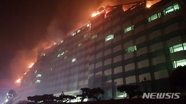 【동해=뉴시스】김경목 기자 = 강원 동해소방서 소방대원들이 5일 오전 동해시 동해실버타운에서 발생한 화재를 진화하고 있다. 2019.04.05. (사진=동해소방서 제공)&nbsp; photo＠newsis.com 