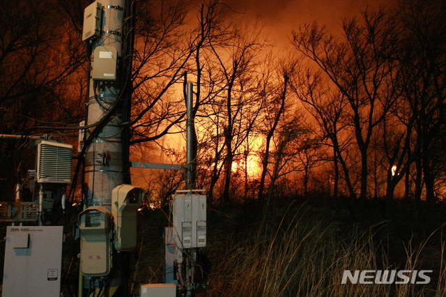 【속초=뉴시스】김태겸 기자 = 4일 오후 11시46분께 강원 속초시 속초IC 인근 야산에서 발생한 산불이 장천마을 일대로 번지고 있다. 2019.04.05.patk21@newsis.com