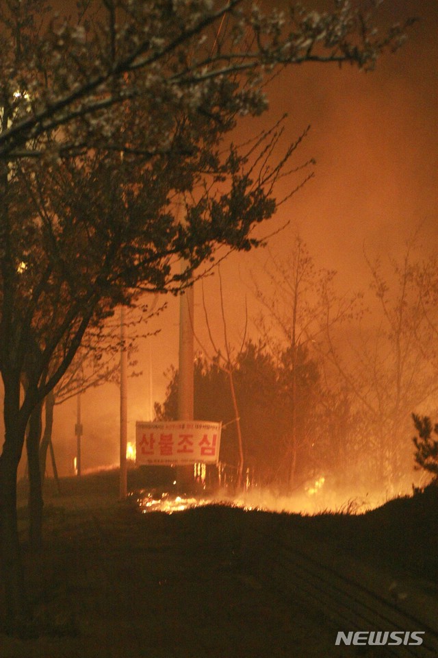 【속초=뉴시스】김태겸 기자 = 4일 오후 11시46분께 강원 속초시 속초IC 인근 야산에서 발생한 산불이 5일 현재 속초시 장천마을 일대로 번지고 있다. 2019.04.05.patk21@newsis.com