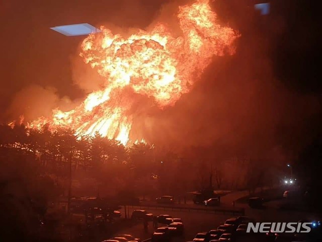 【동해=뉴시스】김태식 기자 = 5일 전날 강원 강릉시 옥계면에서 발생한 산불이 강풍을 타고 인근지역으로 확산되고 있는 가운데 동해시 평릉동의 한 야산에서 산불이 마치 폭탄이 폭발하듯 불타오르고 있다. 2019.04.05.(사진=독자 제공) photo@newsis.com