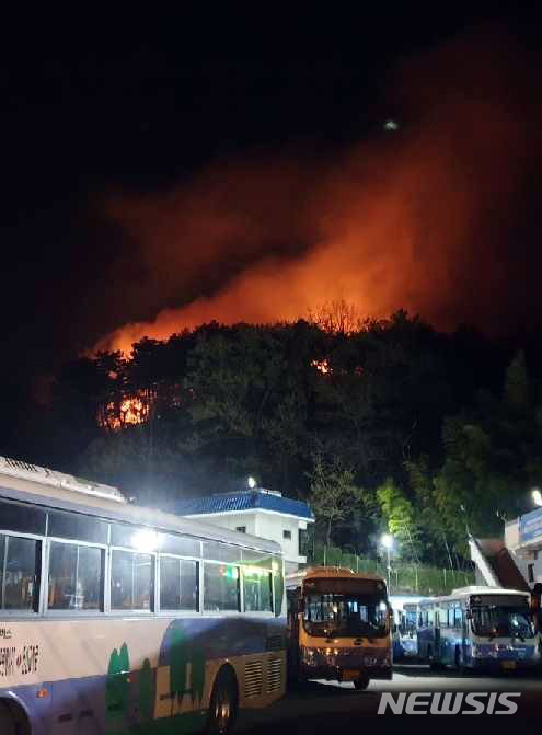 【부산=뉴시스】 5일 0시 24분께 부산 운봉산 산불 현장에서 3번째 재발화가 발생했다. 이 불로 농막 2채가 소실됐고, 기장군 고촌면 사등마을 주민 등 22명이 대피했다. 또 시내버스 40대가 이동조치됐다. 2019.04.05. (사진=부산경찰청 제공) photo@newsis.com
