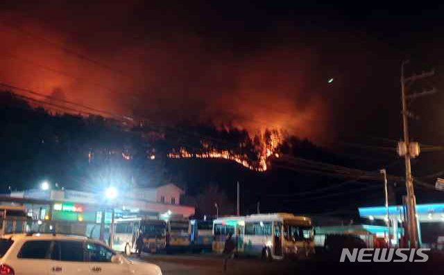 【부산=뉴시스】 5일 0시 24분께 부산 운봉산 산불 현장에서 3번째 재발화가 발생했다.&nbsp; 이 불로 농막 2채가 소실됐고, 기장군 고촌면 사등마을 주민 등 22명이 대피했다. 또 시내버스 40대가 이동조치됐다. 2019.04.05. (사진=부산경찰청 제공)&nbsp; photo@newsis.com&nbsp; 