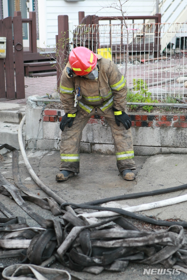 【속초=뉴시스】김태겸 기자 = 지난 4일 오후 7시 17분께 강원 고성에서 발생한 산불이 속초시 영랑호 주변까지 번져 소방관이 불을 끄다 잠시 숨을 돌리고 있다.&nbsp;&nbsp;&nbsp;&nbsp; 소방당국은 대부분의 지역이 전소되어 피해가 더 늘어날 것으로 보고 있다. 현재 고성과 속초 일부 지역에서는 아직 진화 작업이 한창이다. 2019.04.05.&nbsp;&nbsp;&nbsp;&nbsp;&nbsp;&nbsp;&nbsp; patk21@newsis.com 