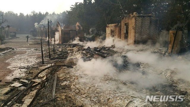 【동해=뉴시스】김태식 기자 = 5일 전날 강원 강릉시 옥계면에서 발생한 산불이 강풍을 타고 인근지역으로 확산되고 있는 가운데 동해시 망상해수욕장 내에 있는 오토캠핑장이 폐허로 변해있다.2019.04.05. newsenv@newsis.com