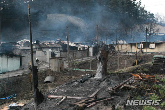 【속초=뉴시스】김태겸 기자 = 지난 4일 오후 7시17분께 강원 고성에서 발생한 산불은 동시 다발적으로 번지면서 5일 현재 1명 사망, 1명 부상, 주택 225채, 창고 6동, 비닐하우스 5동의 피해를 발생시켰다. 소방당국은 대부부의 지역이 전소된 것으로 보고 추후 피해가 더 늘어날 것으로 보고 있다. 현재 고성과 속초 일부 지역에서는 아직 진화 작업이 한창이다. 2019.04.05. patk21@newsis.com