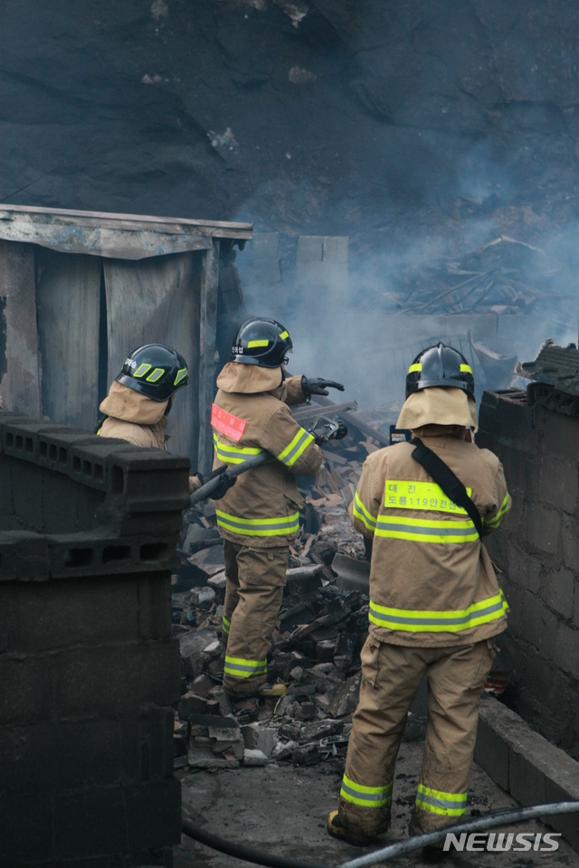 【속초=뉴시스】김태겸 기자 = 지난 4일 오후 7시17분께 강원 고성에서 발생한 산불은 동시 다발적으로 번지면서 5일 현재 1명 사망, 1명 부상, 주택 225채, 창고 6동, 비닐하우스 5동의 피해를 발생시켰다. 소방당국은 대부부의 지역이 전소된 것으로 보고 추후 피해가 더 늘어날 것으로 보고 있다. 현재 고성과 속초 일부 지역에서는 아직 진화 작업이 한창이다. 2019.04.05. patk21@newsis.com