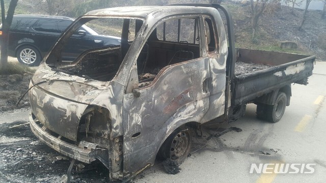 【동해=뉴시스】김태식 기자 = 5일 전날 강원 강릉시 옥계면에서 발생한 산불이 강풍을 타고 인근지역으로 확산되고 있는 가운데 동해시 망상해수욕장 인근 도로에서 트럭이 불에 타 뼈대만 남아있다.2019.04.05. newsenv@newsis.com