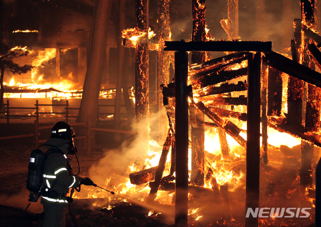 [동해=뉴시스] 지난 2019년 4월5일 새벽 강원 강릉시 옥계면에서 발생한 산불이 인근 동해시 망상해수욕장으로 번진 가운데 소방대원들이 화마와 사투를 벌이고 있다. (사진= 뉴시스 DB) photo＠newsis.com