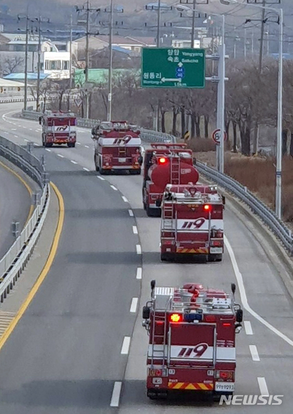 【속초=뉴시스】한윤식 기자 = 5일 전날 고성에서 발생한 산불이 속초 시내까지 확산되고 있는 가운데 소방청의 화재 대응 3단계 발령에 따라 전국의 소방차들이 속초시로 이동하고 있다.2019.04.05. newsenv@newsis.com