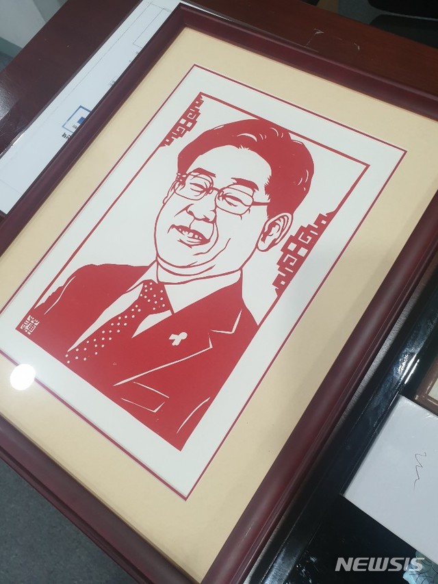 【서울=뉴시스】윤슬기 기자 = 중국 광둥성 성장이 박원순 서울시장에게 선물한 이재명 초상화. 2019.04.05. yoonseul@newsis.com