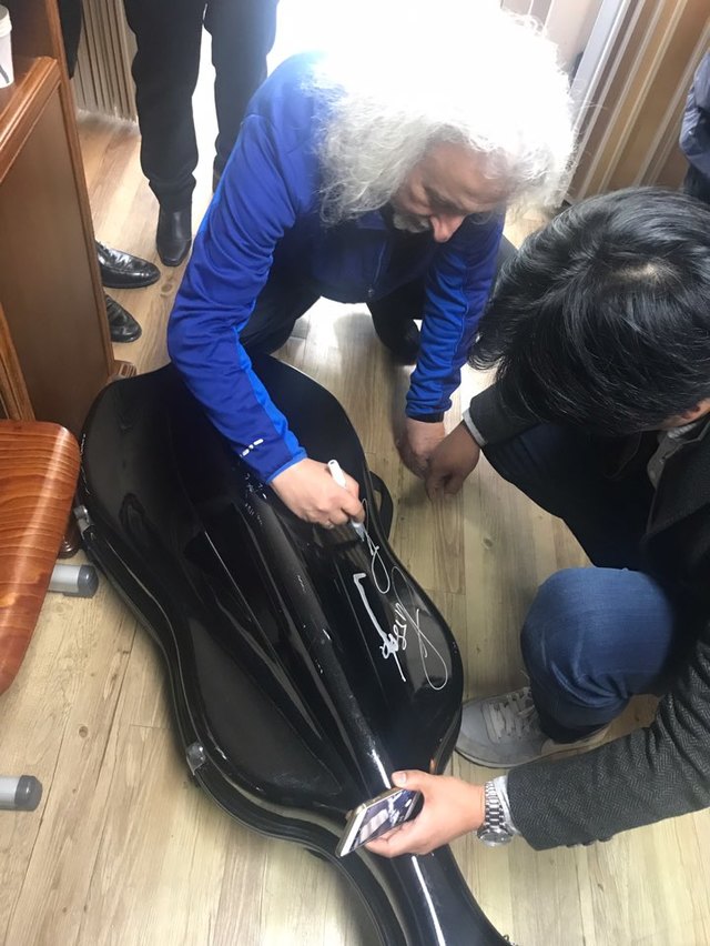 사인하는 미샤 마이스키
