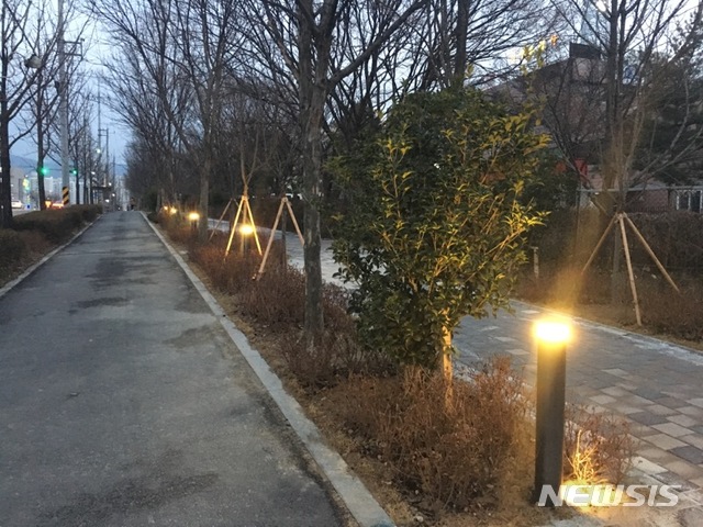 【전주=뉴시스】 한훈 기자 = 5일 전북 전주시는 백제대로(평화동 꽃밭정이 사거리~삼천동 삼천쌍용아파트 3단지) 옆 인도 480m를 ‘백제대로 가로숲 조성 사업’을 추진했다고 밝혔다.2019.04.05.(사진=전주시 제공) photo@newsis.com 