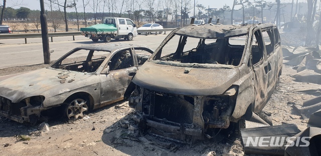 【고성=뉴시스】박종우 기자 = 5일 오후 강원 고성군 토성면 용촌리의 한 도로에 차량이 불에탄 채 방치돼 있다. 2019.04.05. jongwoo425@newsis.com